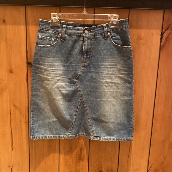 Adorable flattering skirt! - Picture 2 of 5